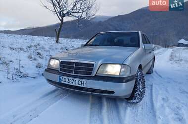 Седан Mercedes-Benz C-Class 1995 в Сваляві