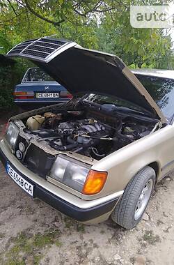 Седан Mercedes-Benz E 200 1987 в Черновцах