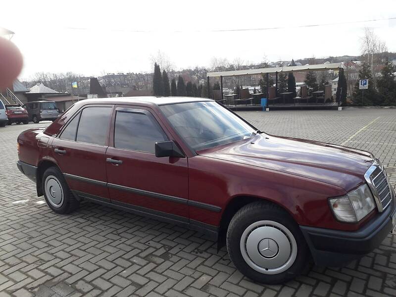 Седан Mercedes-Benz E 200 1989 в Черновцах