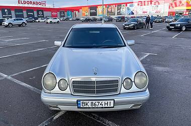Седан Mercedes-Benz E 220 1999 в Ровно