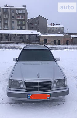 Унiверсал Mercedes-Benz E 220 1994 в Луцьку