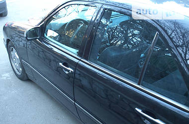 Седан Mercedes-Benz E-Class 2001 в Херсоні