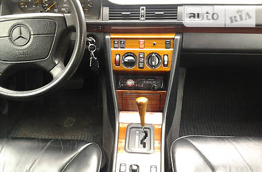 Седан Mercedes-Benz E-Class 1994 в 