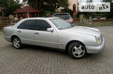 Седан Mercedes-Benz E-Class 1999 в Долине