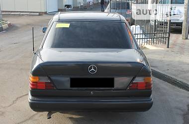 Седан Mercedes-Benz E-Class 1986 в Николаеве