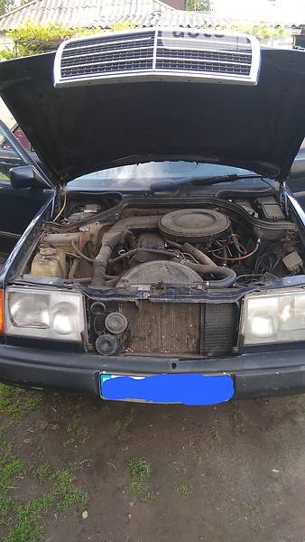 Седан Mercedes-Benz E-Class 1988 в Варві