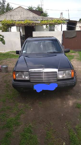 Седан Mercedes-Benz E-Class 1988 в Варві
