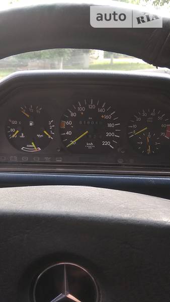 Седан Mercedes-Benz E-Class 1988 в Варві