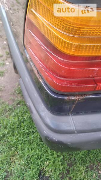 Седан Mercedes-Benz E-Class 1988 в Варві