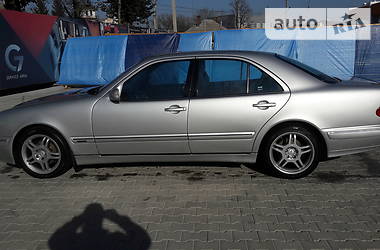 Седан Mercedes-Benz E-Class 2000 в 
