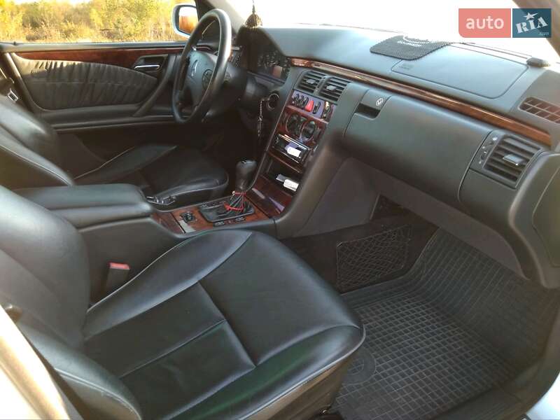 Седан Mercedes-Benz E-Class 1999 в Полонному