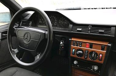 Седан Mercedes-Benz E-Class 1995 в Вараше