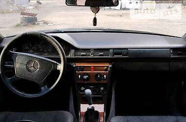 Седан Mercedes-Benz E-Class 1986 в Черновцах