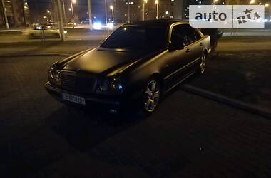 Седан Mercedes-Benz E-Class 1999 в 
