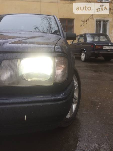 Седан Mercedes-Benz E-Class 1987 в 