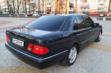 Седан Mercedes-Benz E-Class 2000 в 
