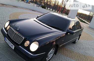 Седан Mercedes-Benz E-Class 2000 в 