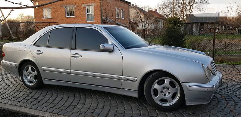Седан Mercedes-Benz E-Class 2001 в Львове