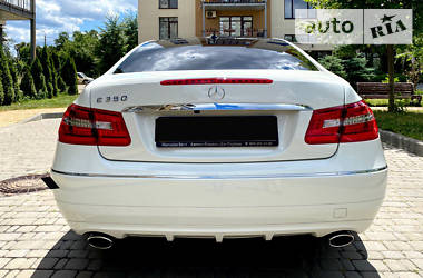 Купе Mercedes-Benz E-Class 2010 в 