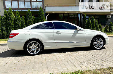Купе Mercedes-Benz E-Class 2010 в 