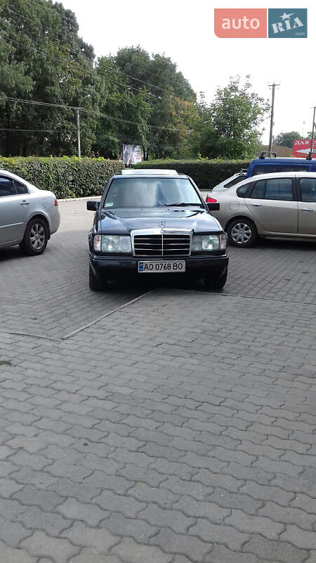 Седан Mercedes-Benz E-Class 1986 в Виноградові