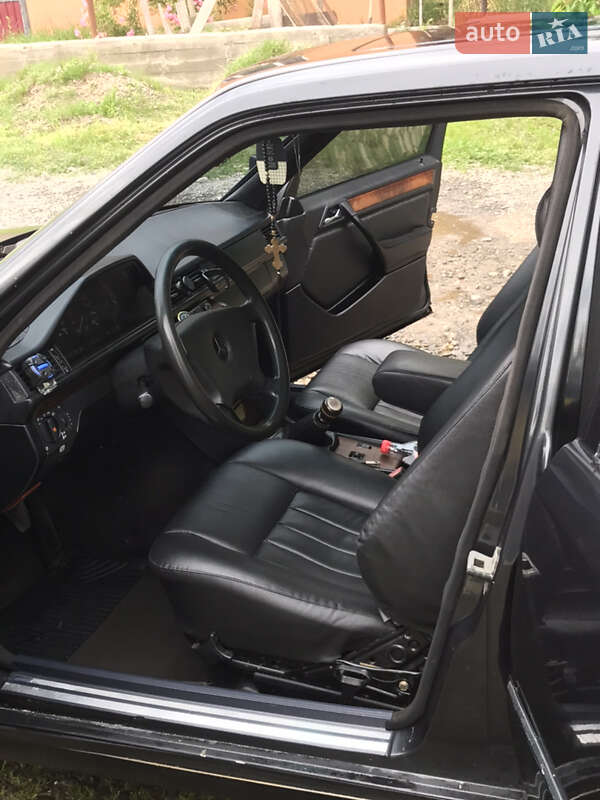 Седан Mercedes-Benz E-Class 1986 в Виноградові