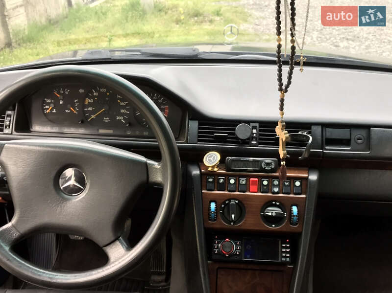 Седан Mercedes-Benz E-Class 1986 в Виноградові