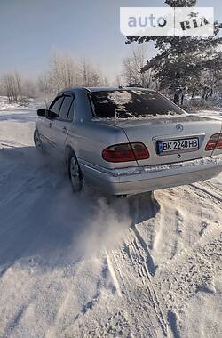 Седан Mercedes-Benz E-Class 2000 в Рокитному