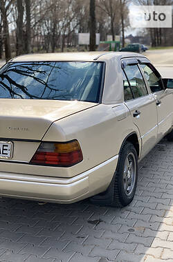 Седан Mercedes-Benz E-Class 1989 в Черновцах