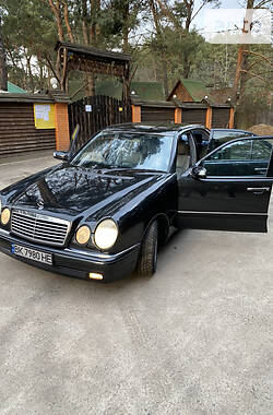 Седан Mercedes-Benz E-Class 1999 в Вараше