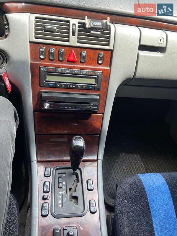 Седан Mercedes-Benz E-Class 1998 в Львове