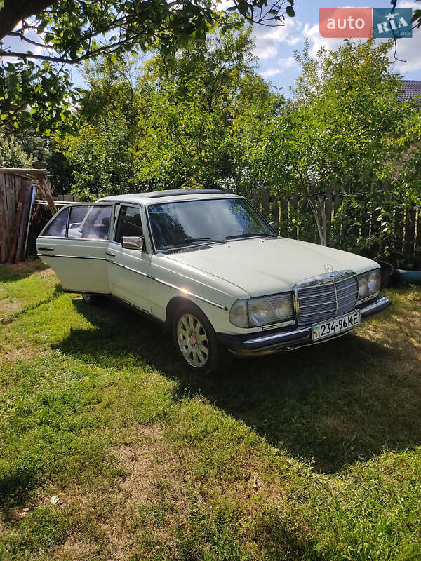 Седан Mercedes-Benz E-Class 1978 в 