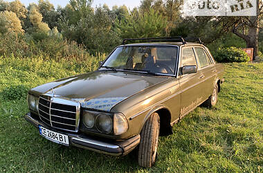 Седан Mercedes-Benz E-Class 1981 в Черновцах