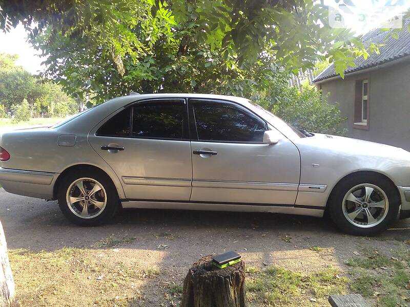 Седан Mercedes-Benz E-Class 1999 в Єланці