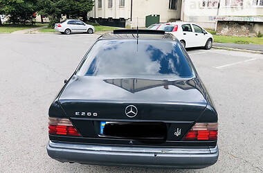 Купе Mercedes-Benz E-Class 1990 в 