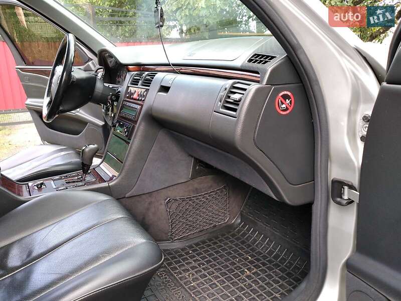 Седан Mercedes-Benz E-Class 2000 в Звенигородці