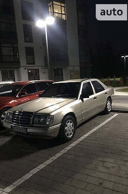 Седан Mercedes-Benz E-Class 1985 в Луцке