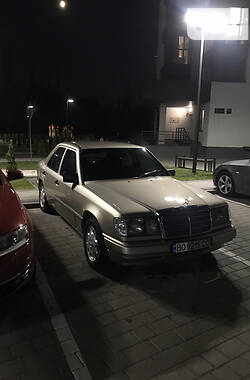 Седан Mercedes-Benz E-Class 1985 в Луцке