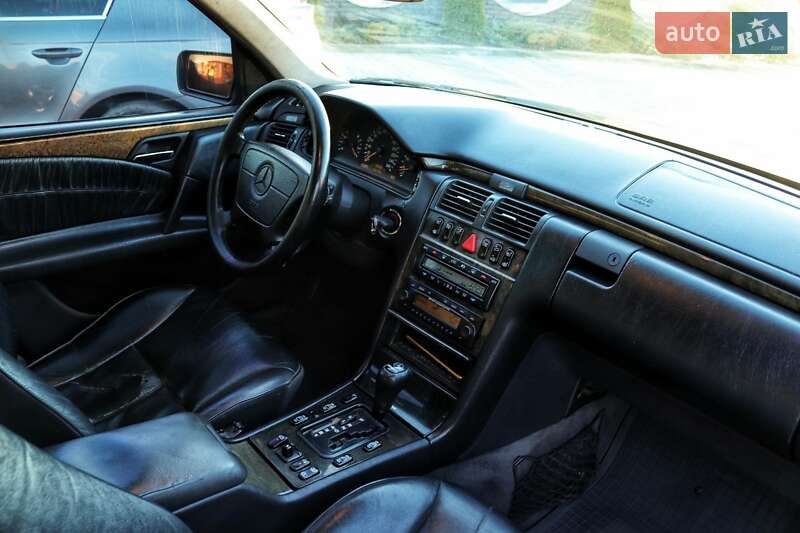 Седан Mercedes-Benz E-Class 1998 в Черновцах
