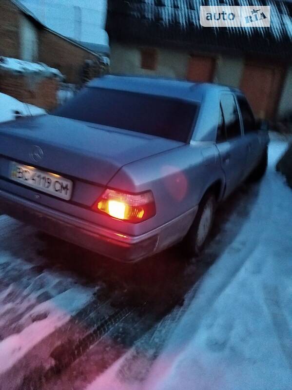 Седан Mercedes-Benz E-Class 1986 в Львове