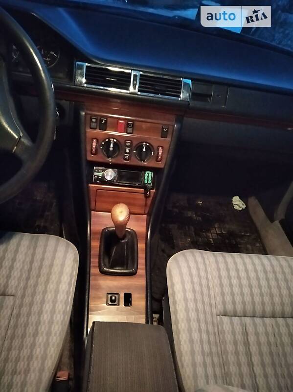 Седан Mercedes-Benz E-Class 1986 в Львове