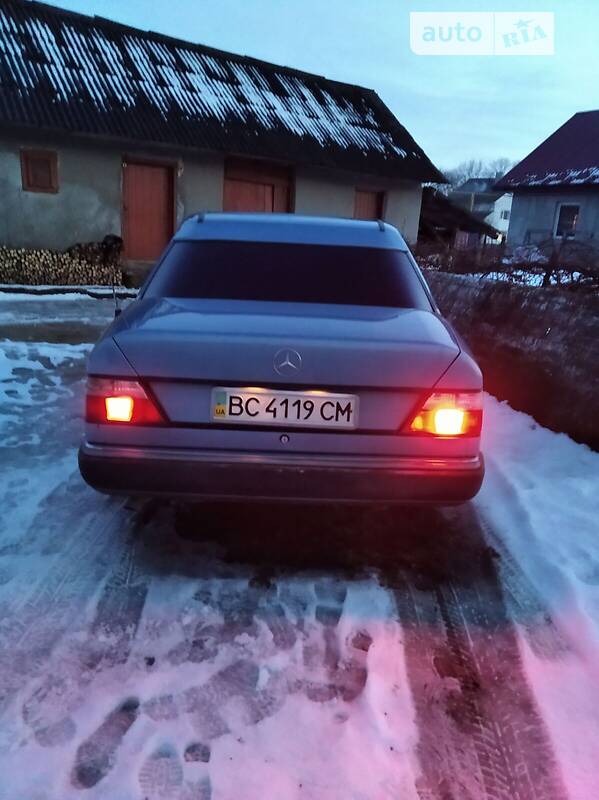 Седан Mercedes-Benz E-Class 1986 в Львове