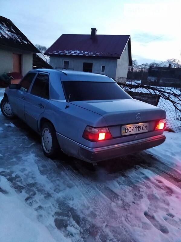 Седан Mercedes-Benz E-Class 1986 в Львове