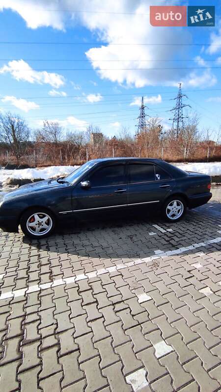 Седан Mercedes-Benz E-Class 2001 в Черновцах