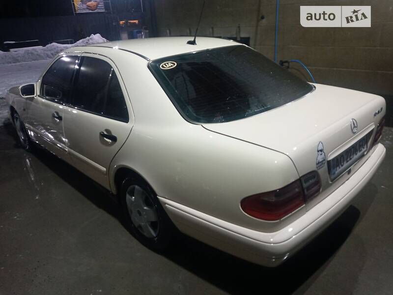 Седан Mercedes-Benz E-Class 2000 в Іршаві