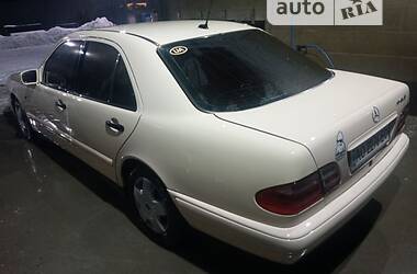 Седан Mercedes-Benz E-Class 2000 в 