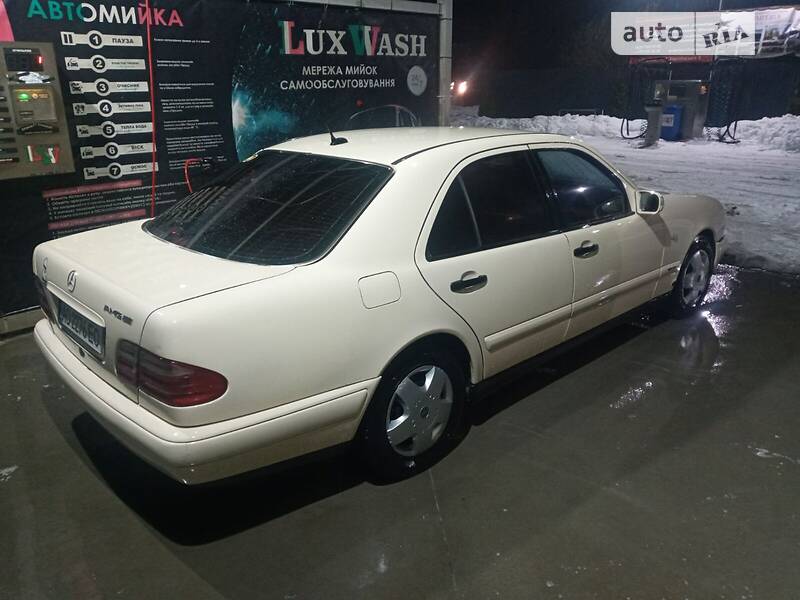 Седан Mercedes-Benz E-Class 2000 в Іршаві