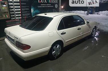 Седан Mercedes-Benz E-Class 2000 в 