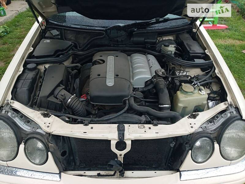 Седан Mercedes-Benz E-Class 2000 в Іршаві