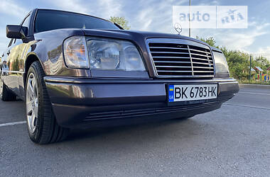 Седан Mercedes-Benz E-Class 1995 в Рівному